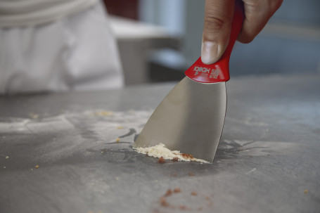 Скребок IGEAX ручной (нерж, 110мм, красный) (1125R)