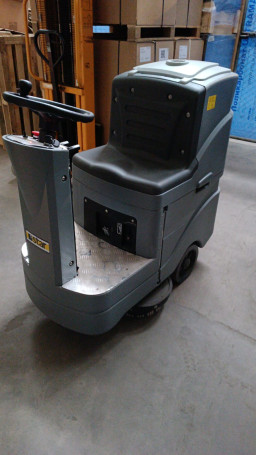 Поломоечная машина STAR D8 RIDE ON MAXI